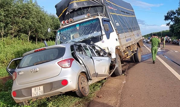 Xe tai doi dau oto con khien 3 nguoi chet hinh anh