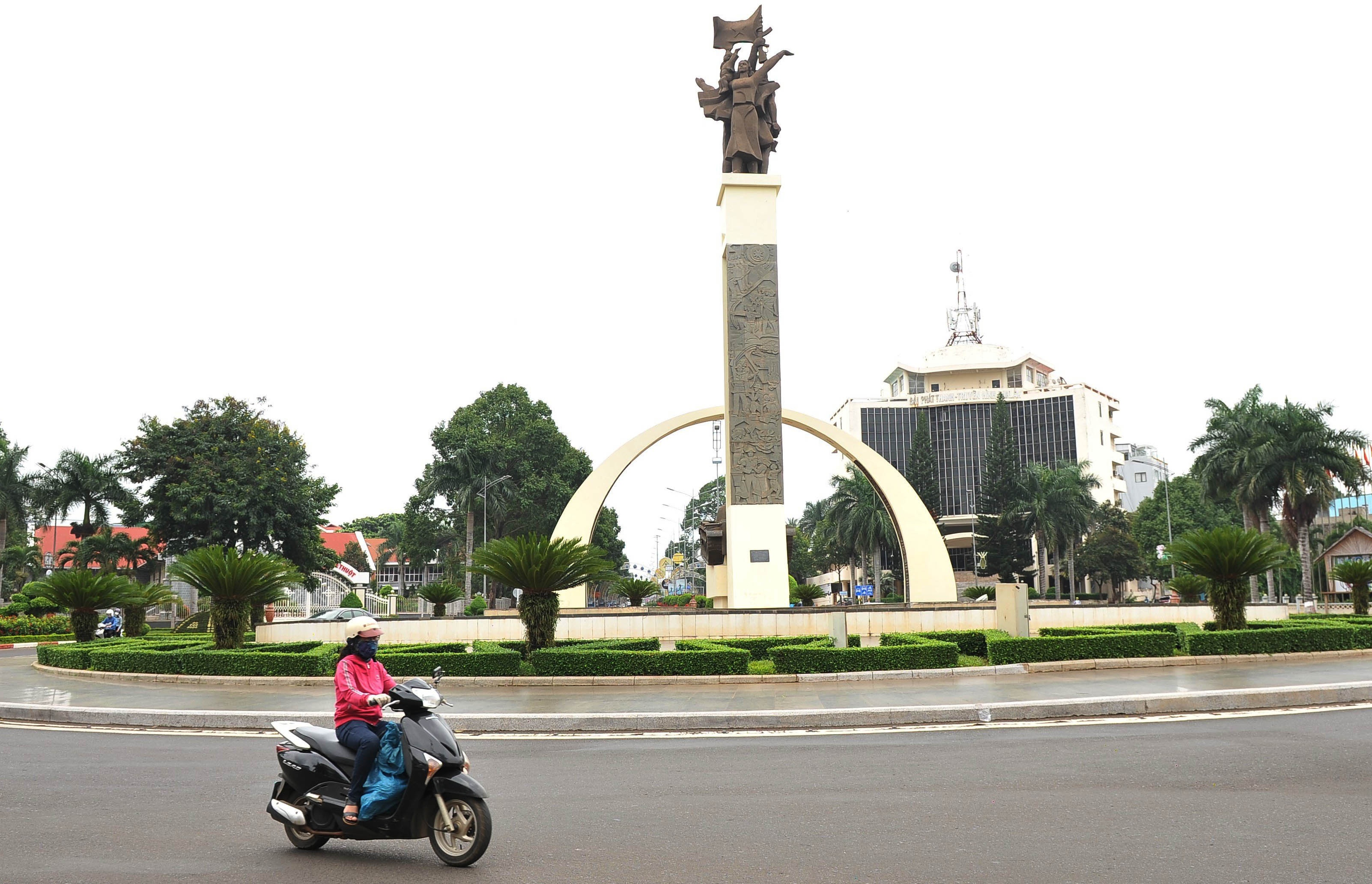 Hai huyen thuc hien gian cach xa hoi anh 1