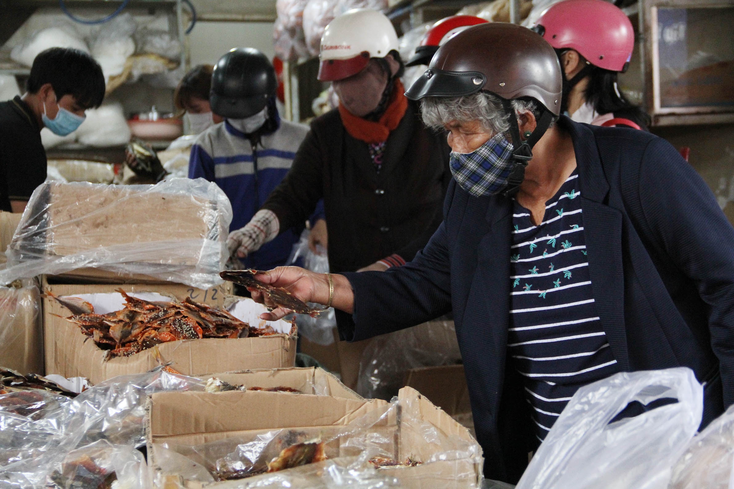 Nguoi dan Buon Ma Thuot do xo mua thuc pham hinh anh