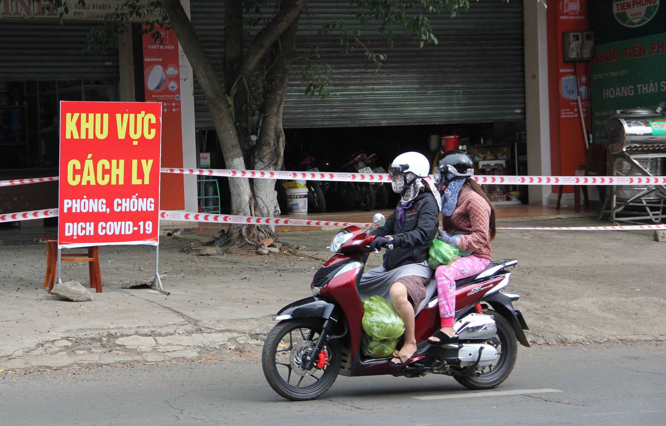 Tram truong y te bi dinh chi cong tac vi lo la chong dich hinh anh