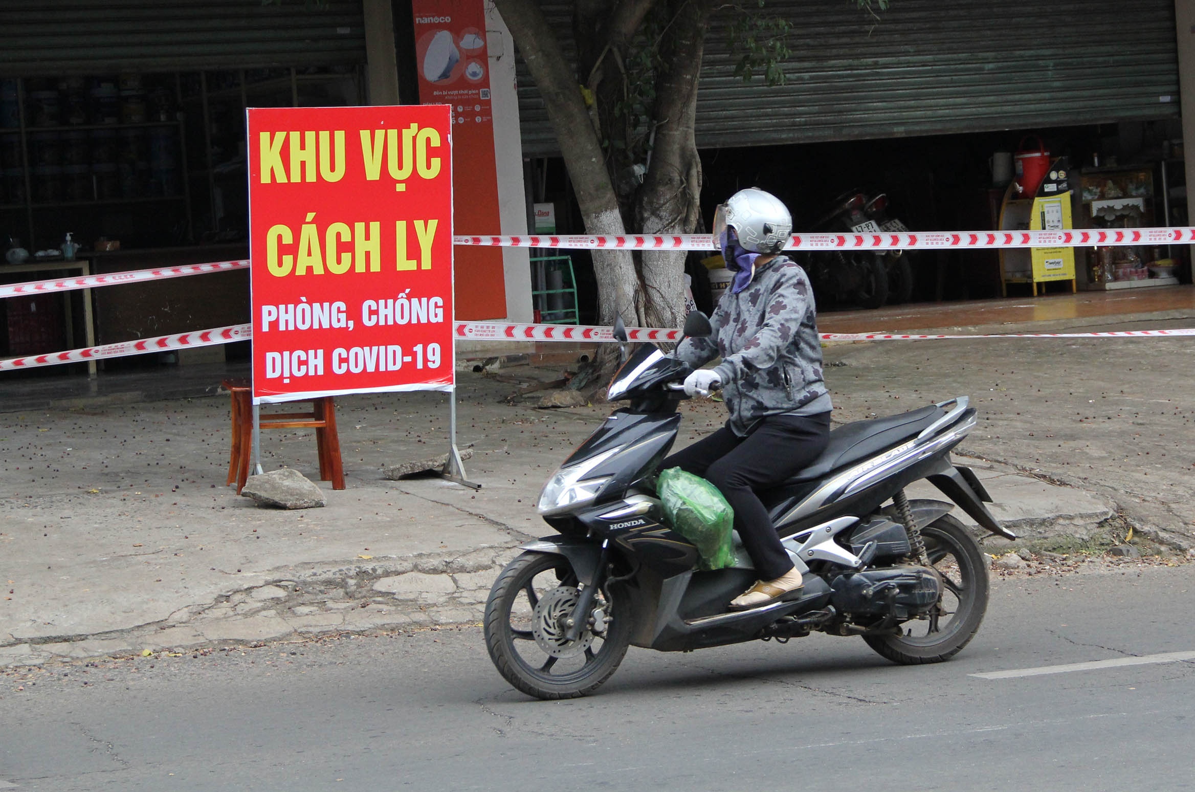 TP Buon Ma Thuot thuc hien gian cach theo Chi thi 16 hinh anh