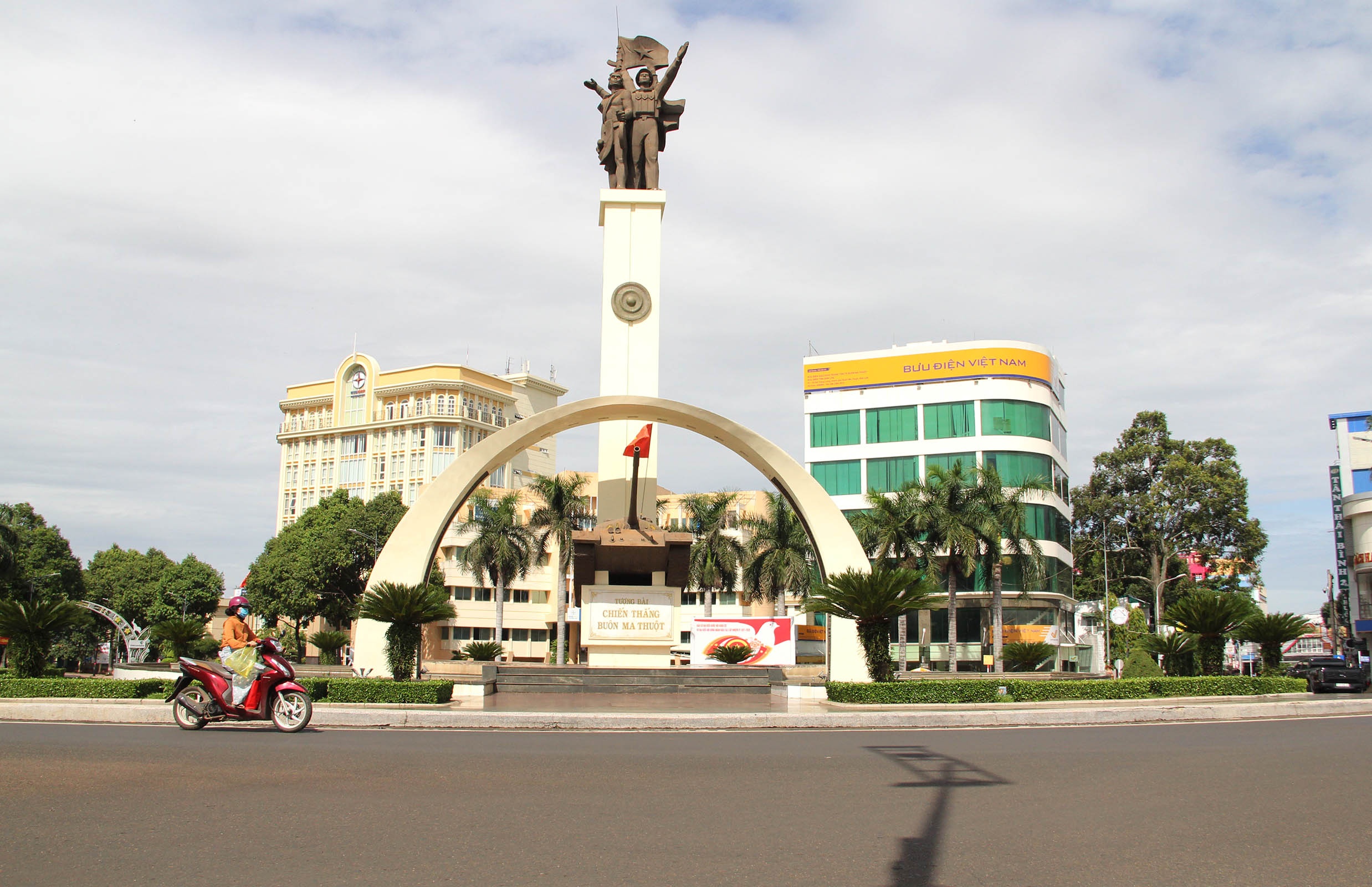 TP Buon Ma Thuot vang ve trong ngay dau gian cach hinh anh