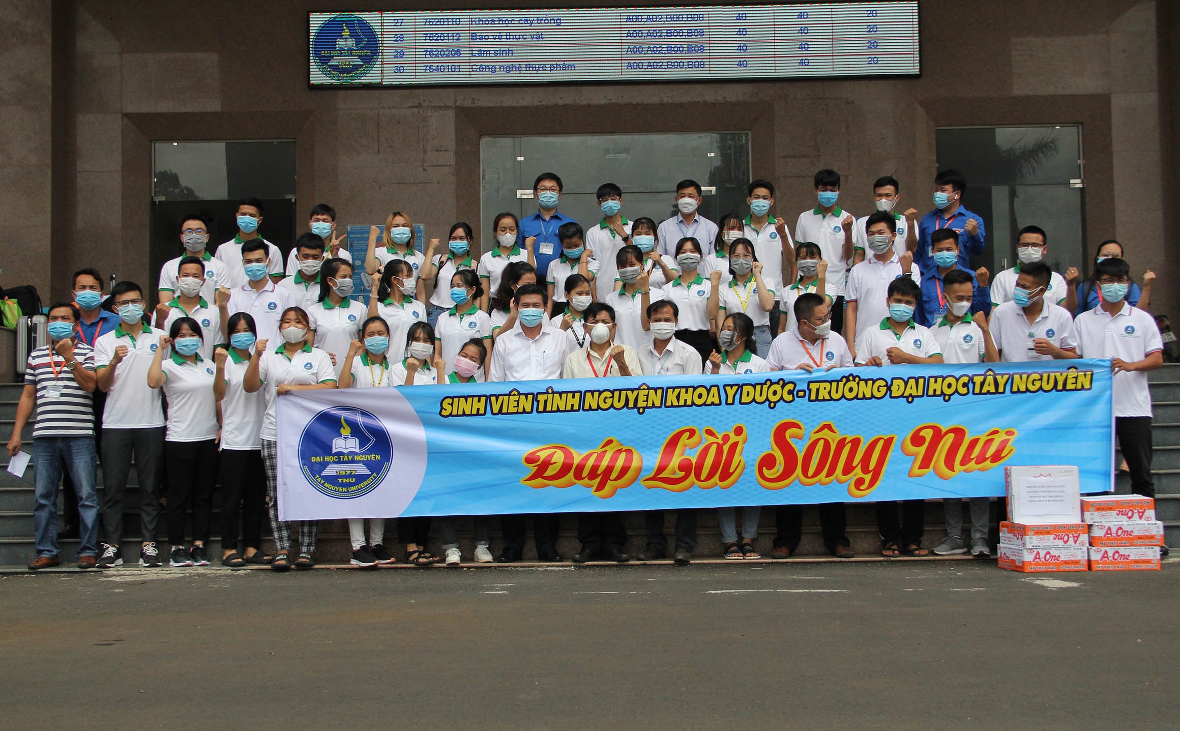 Sinh vien ho tro chong dich anh 1