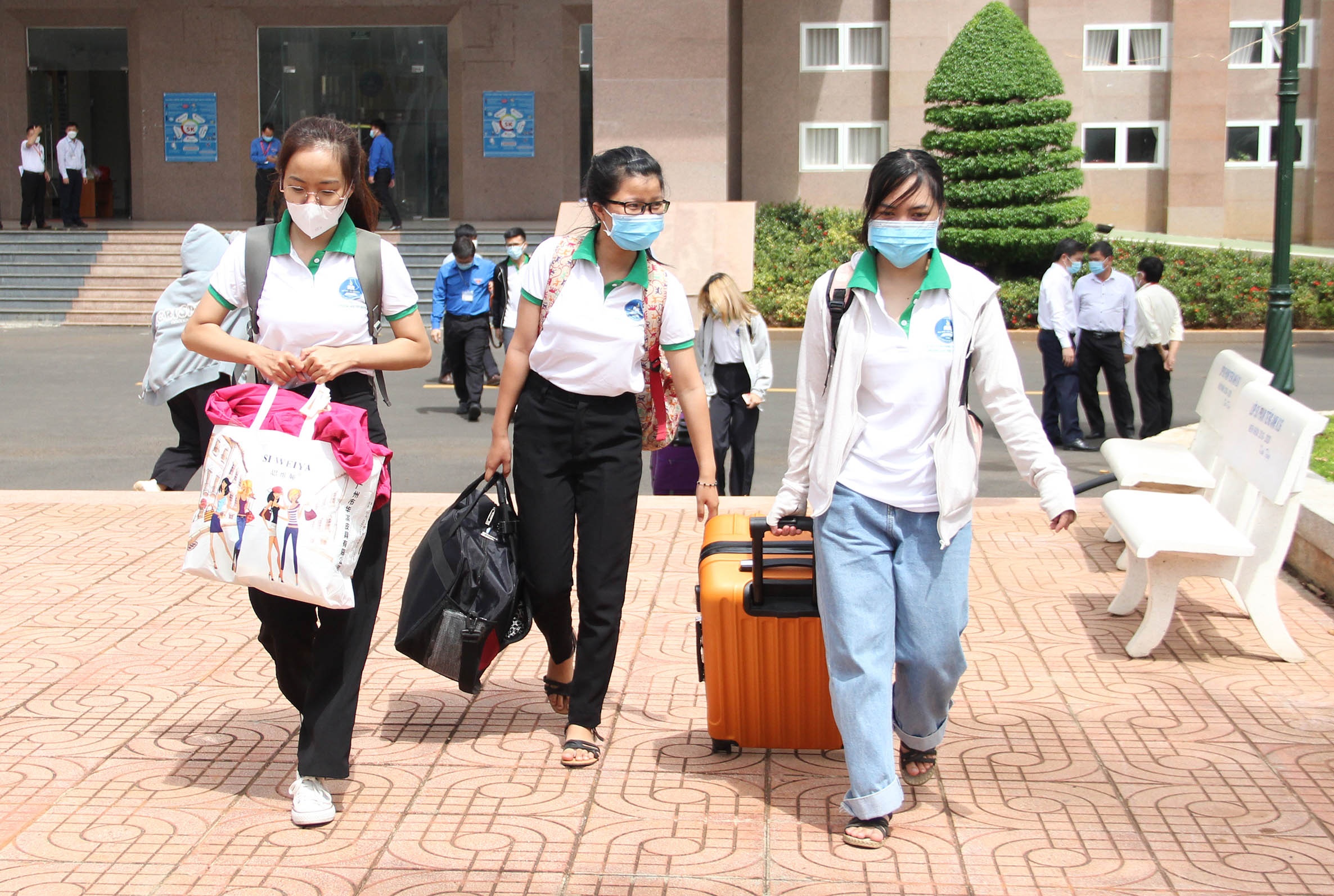 41 sinh vien DH Tay Nguyen ho tro Binh Duong chong dich hinh anh