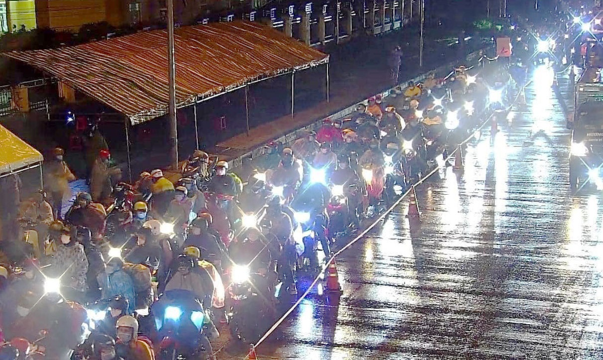 CSGT dan duong 10.000 nguoi ve Tay Nguyen va mien Trung hinh anh