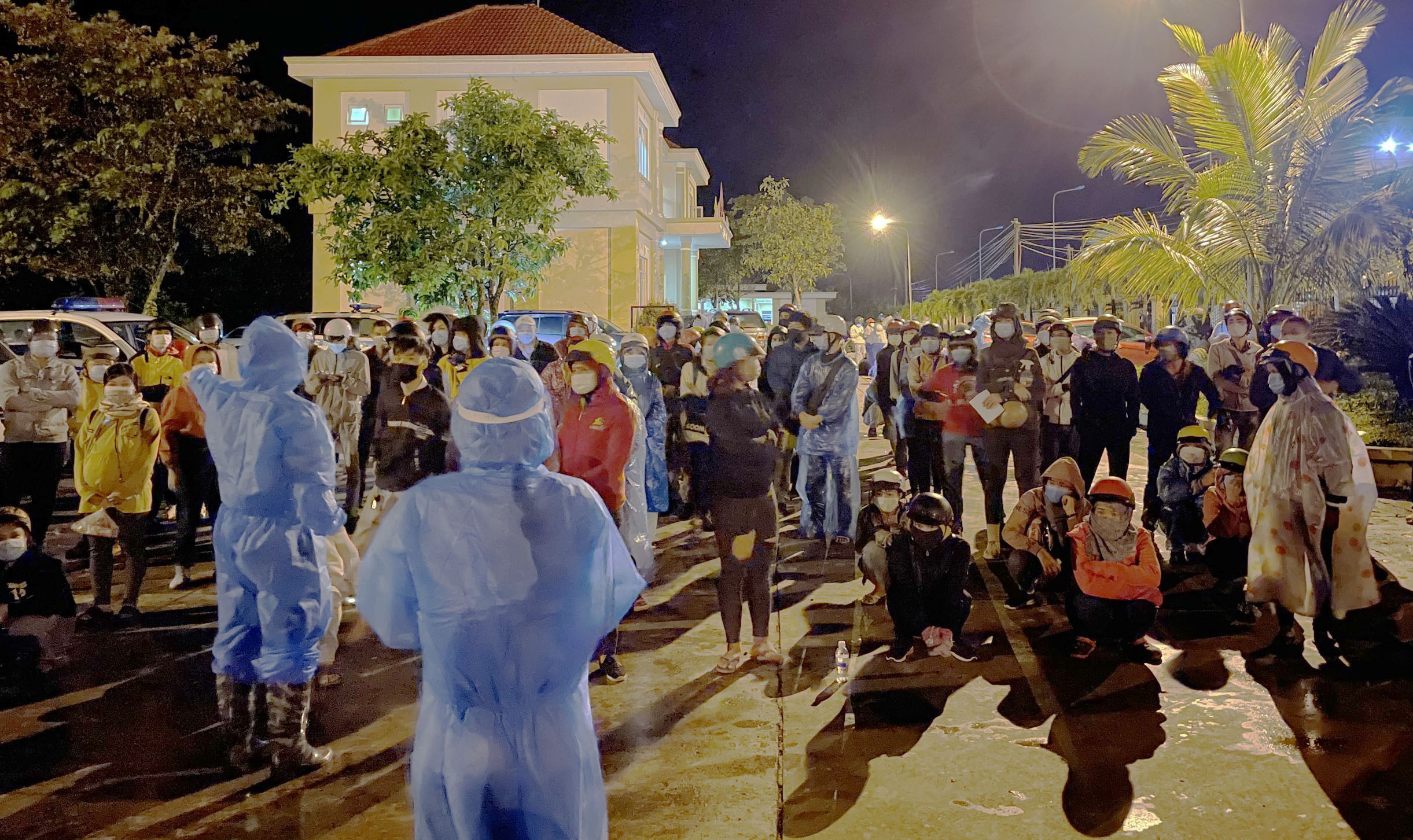 Hang nghin nguoi dan ve que anh 2