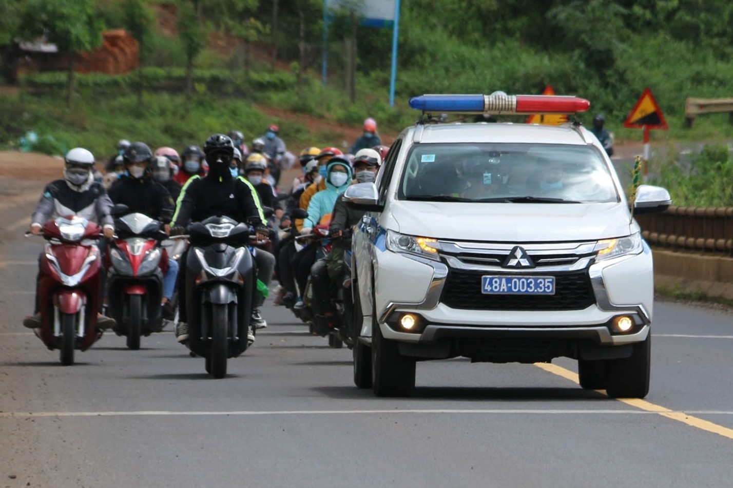 CSGT dan duong cho hang nghin nguoi tu mien Nam ve Tay Nguyen hinh anh