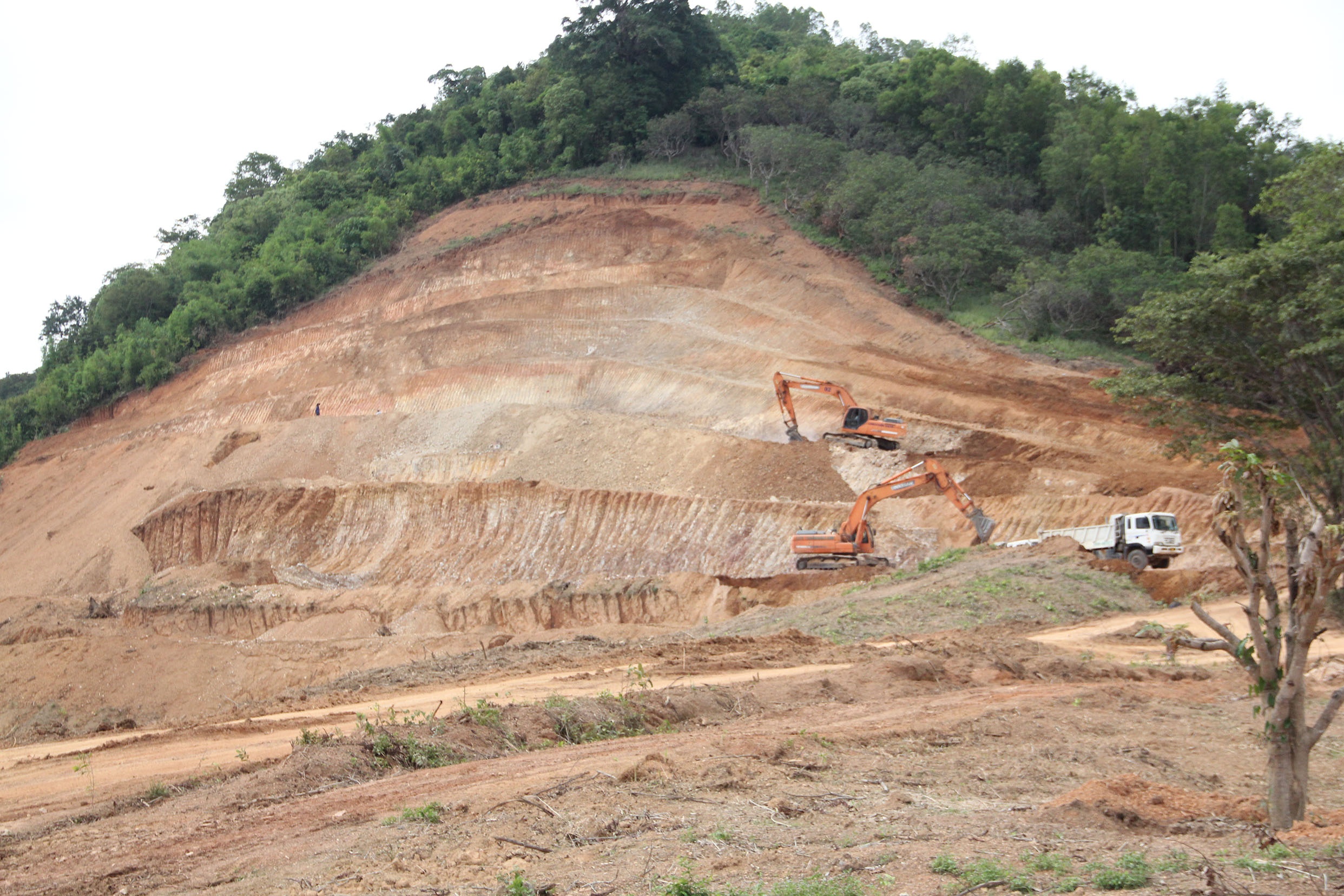 Chua hoan thien thu tuc da bat nui lam nghia trang hon 600 ty hinh anh