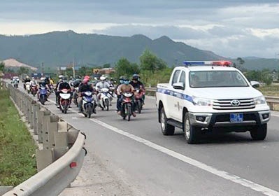 CSGT Da Nang, Thua Thien - Hue dan duong cho nguoi tu TP.HCM ve que hinh anh