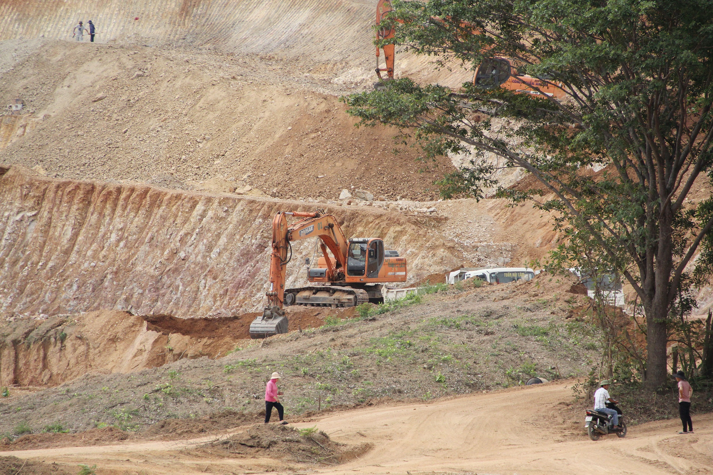 Bat nui lam nghia trang hon 600 ty anh 1