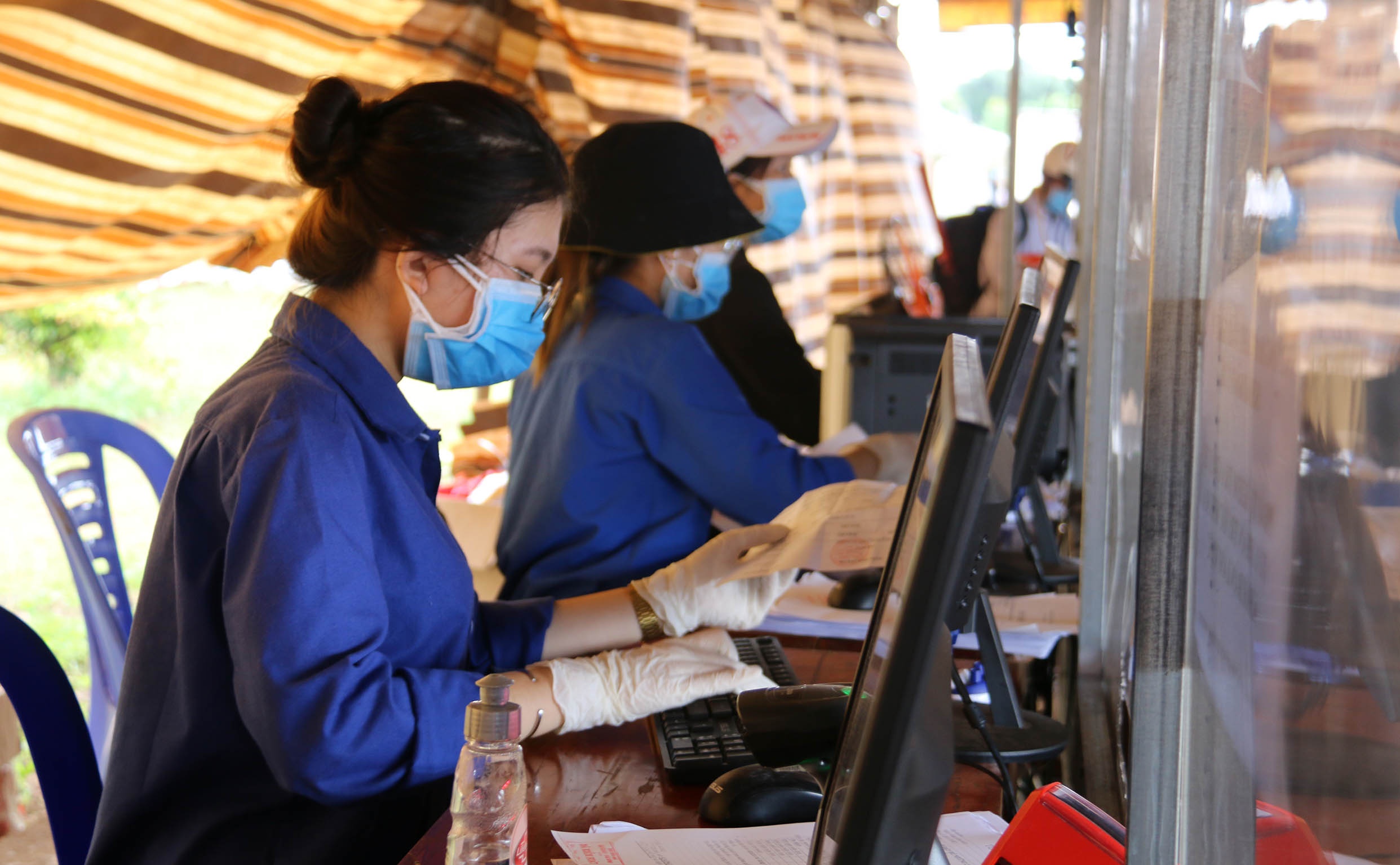 CSGT dẫn đoàn người qua chốt ảnh 4 CSGT dan doan nguoi qua chot anh 4