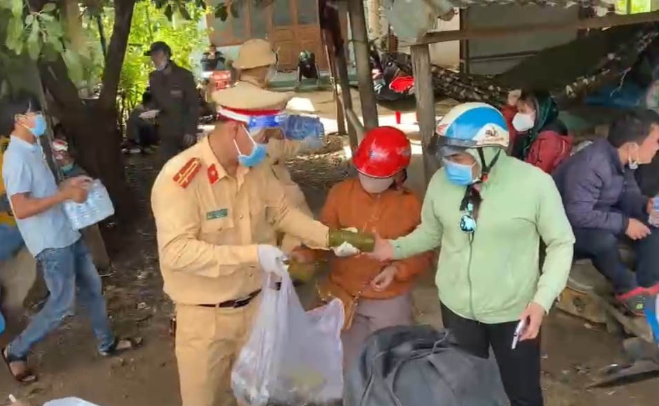 CSGT ho tro nguoi dan ve que anh 2