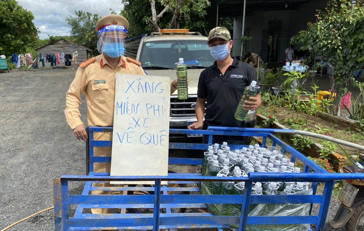 Canh sat tang xang cho nguoi dan ve que hinh anh