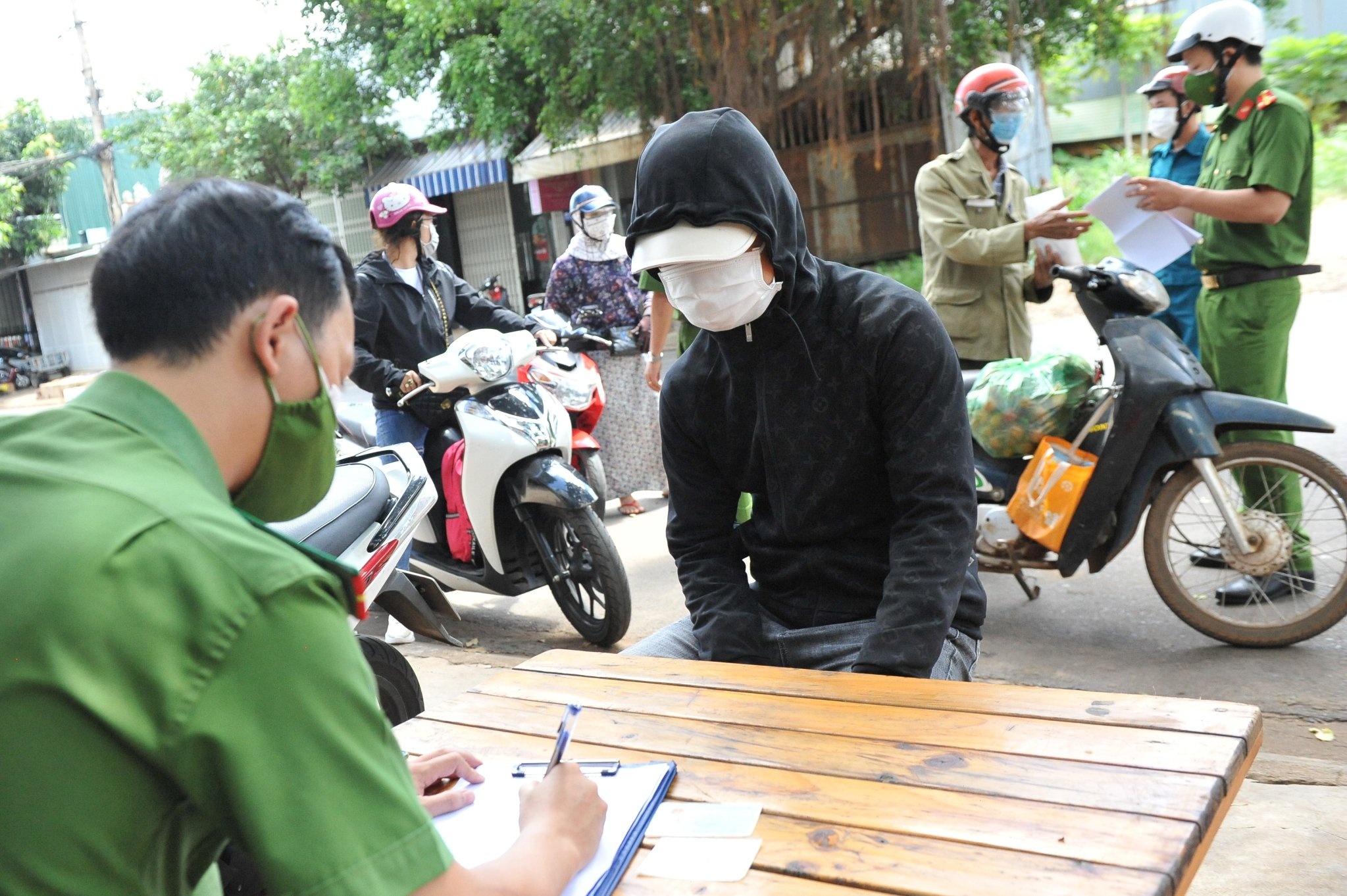 23 nguoi o Buon Ma Thuot ra ngoai khong co ly do, bi xu phat hinh anh