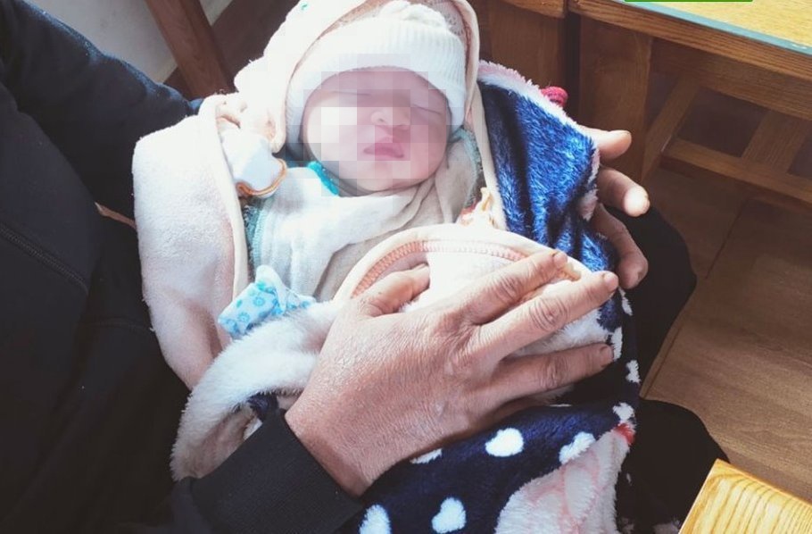 Bo be gai con nguyen day ron truoc nha dan hinh anh