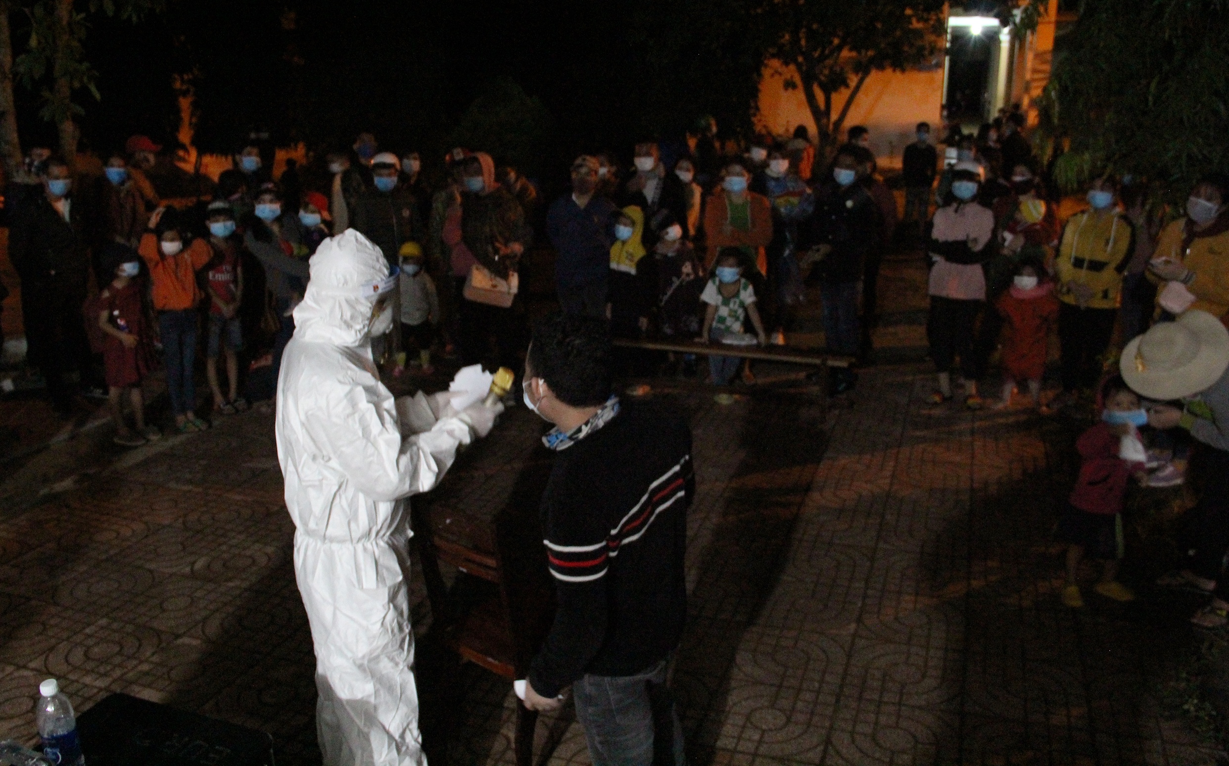 CSGT dẫn đoàn cho 900 công nhân về quê ảnh 10 CSGT dan doan cho 900 cong nhan ve que anh 10