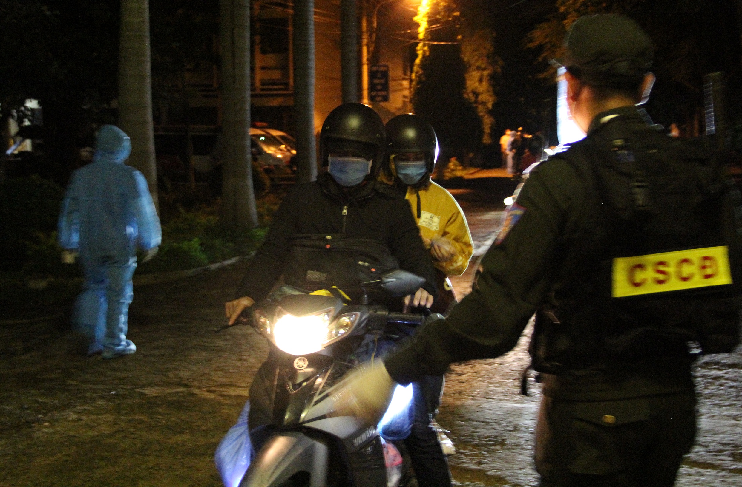 CSGT dẫn đoàn cho 900 công nhân về quê ảnh 12 CSGT dan doan cho 900 cong nhan ve que anh 12