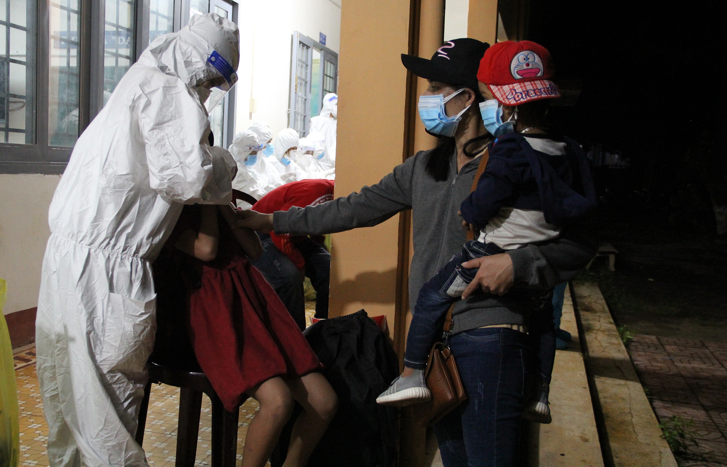 CSGT dẫn đoàn cho 900 công nhân về quê ảnh 8 CSGT dan doan cho 900 cong nhan ve que anh 8