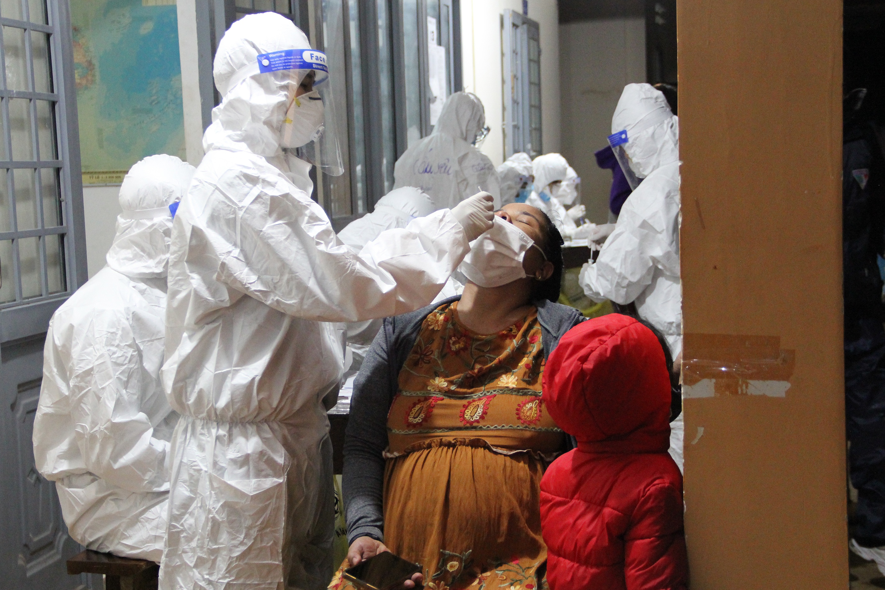 CSGT dẫn đoàn cho 900 công nhân về quê ảnh 6 CSGT dan doan cho 900 cong nhan ve que anh 6