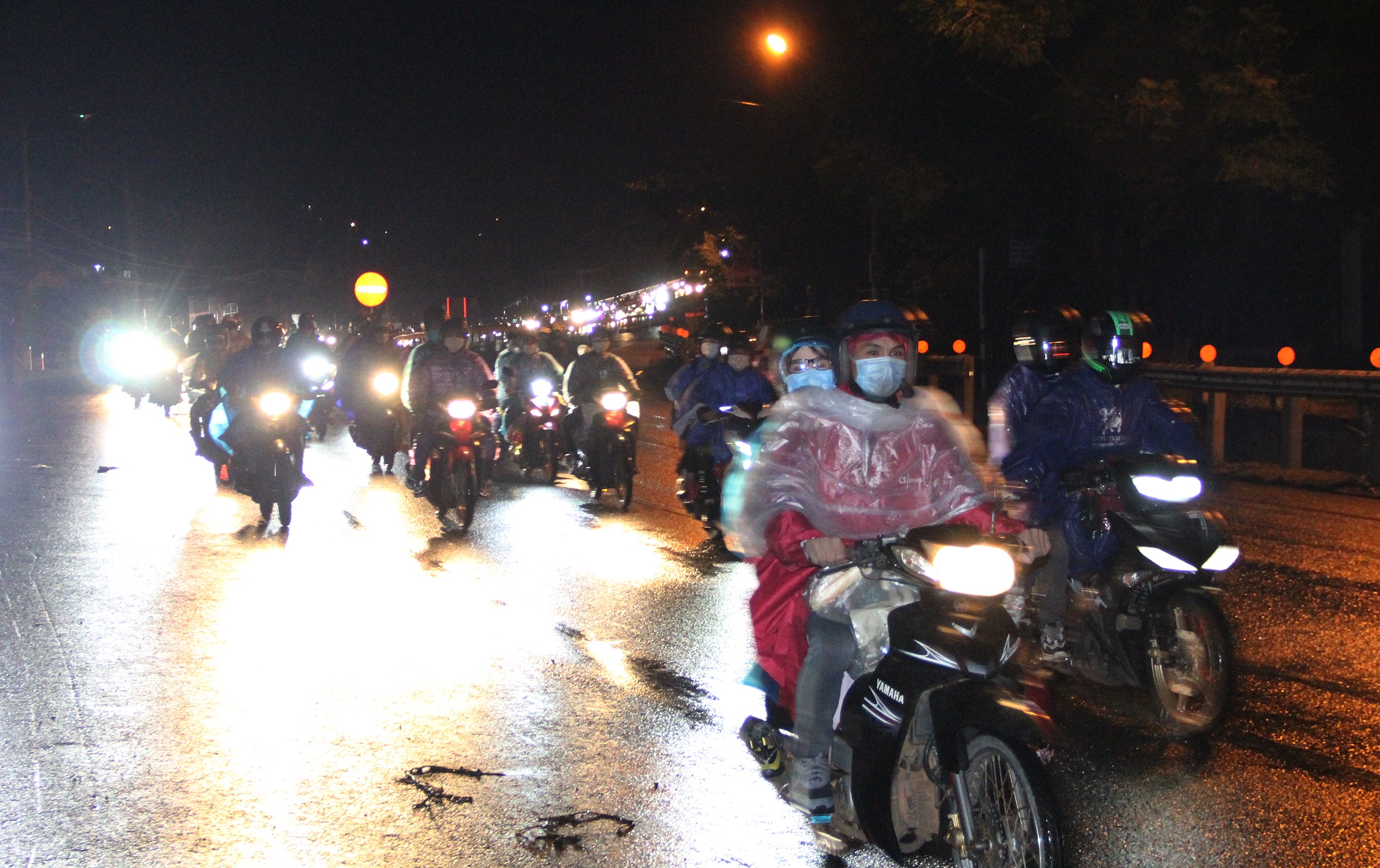 CSGT dẫn đoàn cho 900 công nhân về quê ảnh 1 CSGT dan doan cho 900 cong nhan ve que anh 1