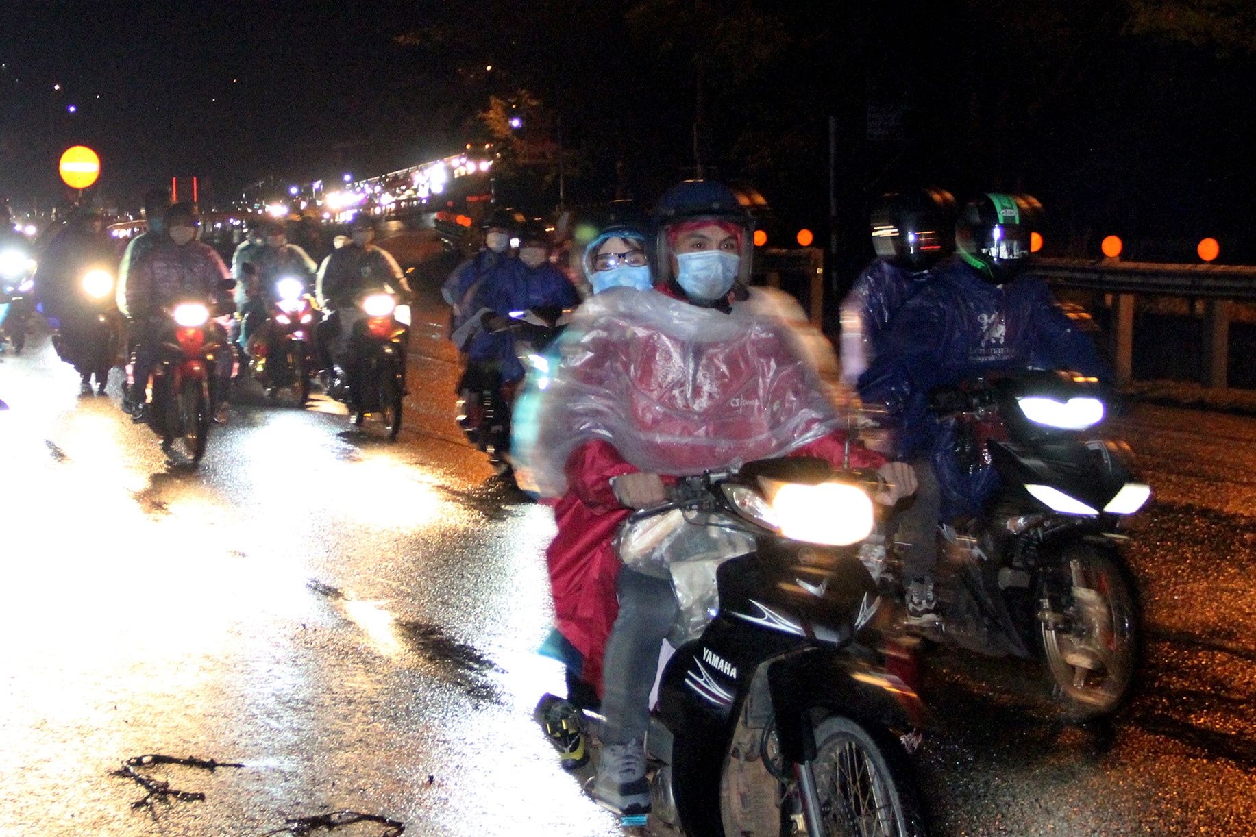 CSGT dan doan cho gan 900 cong nhan tu Dong Nai ve Dak Lak hinh anh