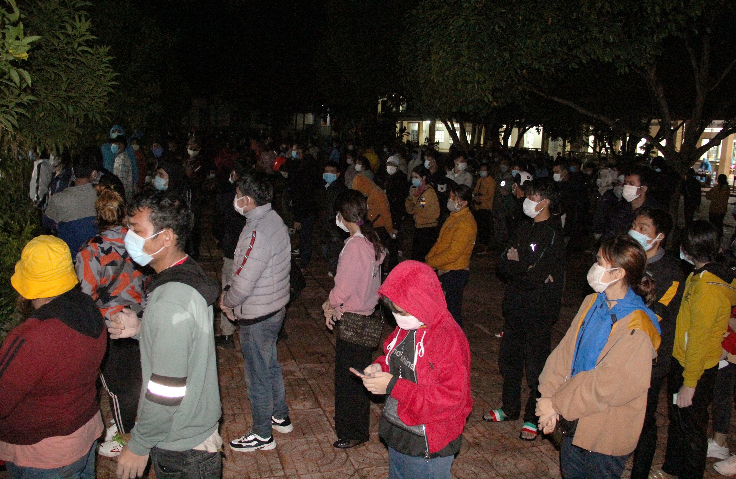 CSGT dẫn đoàn cho 900 công nhân về quê ảnh 5 CSGT dan doan cho 900 cong nhan ve que anh 5