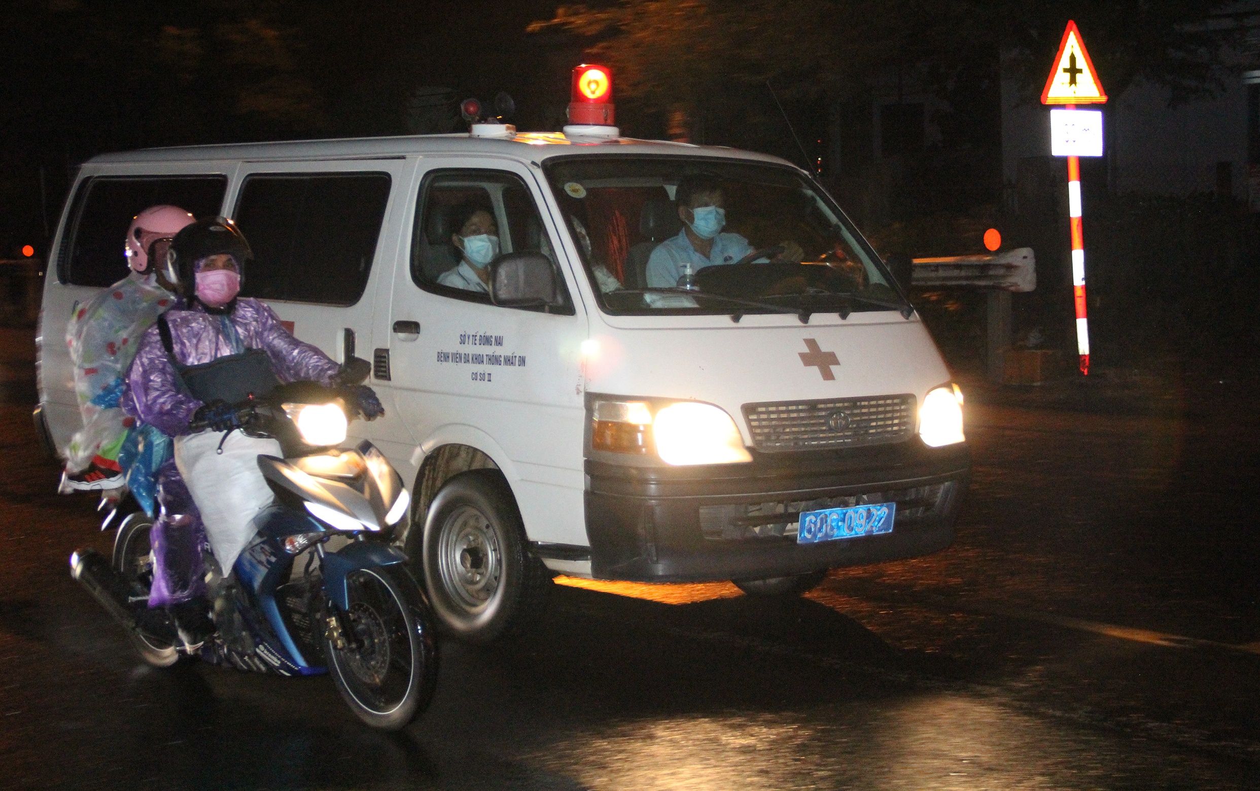 CSGT dẫn đoàn cho 900 công nhân về quê ảnh 2 CSGT dan doan cho 900 cong nhan ve que anh 2