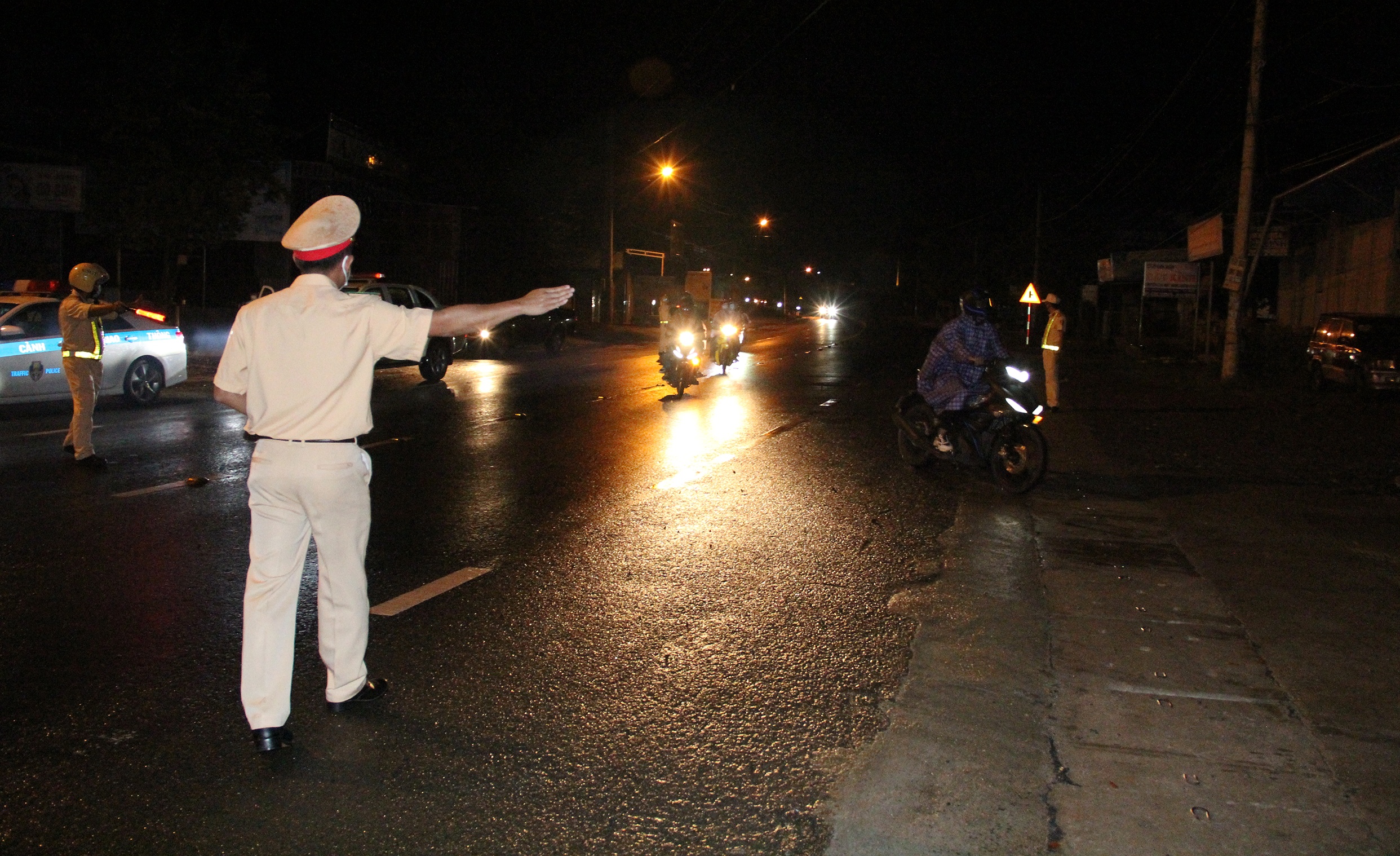 CSGT dẫn đoàn cho 900 công nhân về quê ảnh 3 CSGT dan doan cho 900 cong nhan ve que anh 3