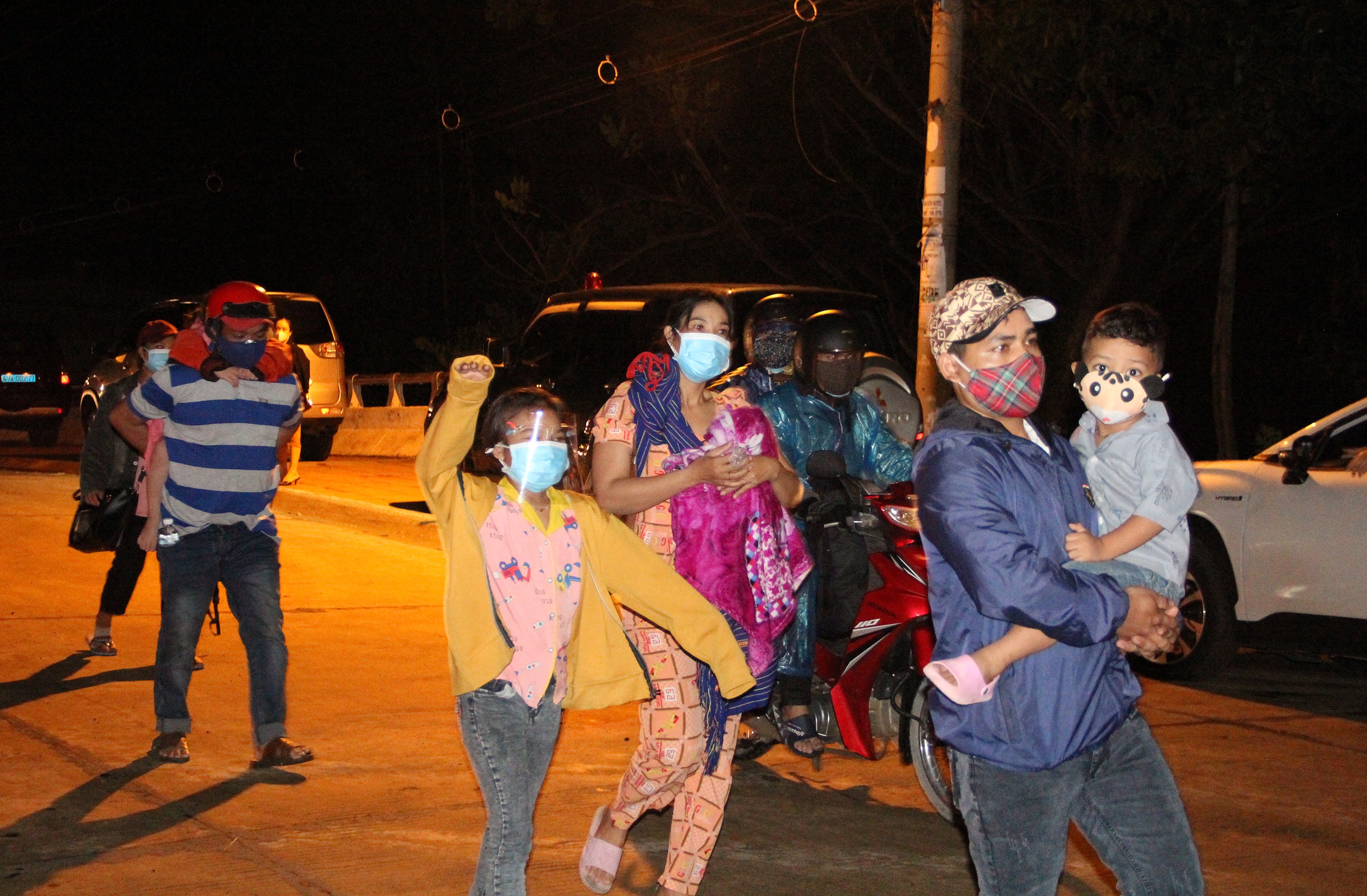 CSGT dẫn đoàn cho 900 công nhân về quê ảnh 4 CSGT dan doan cho 900 cong nhan ve que anh 4