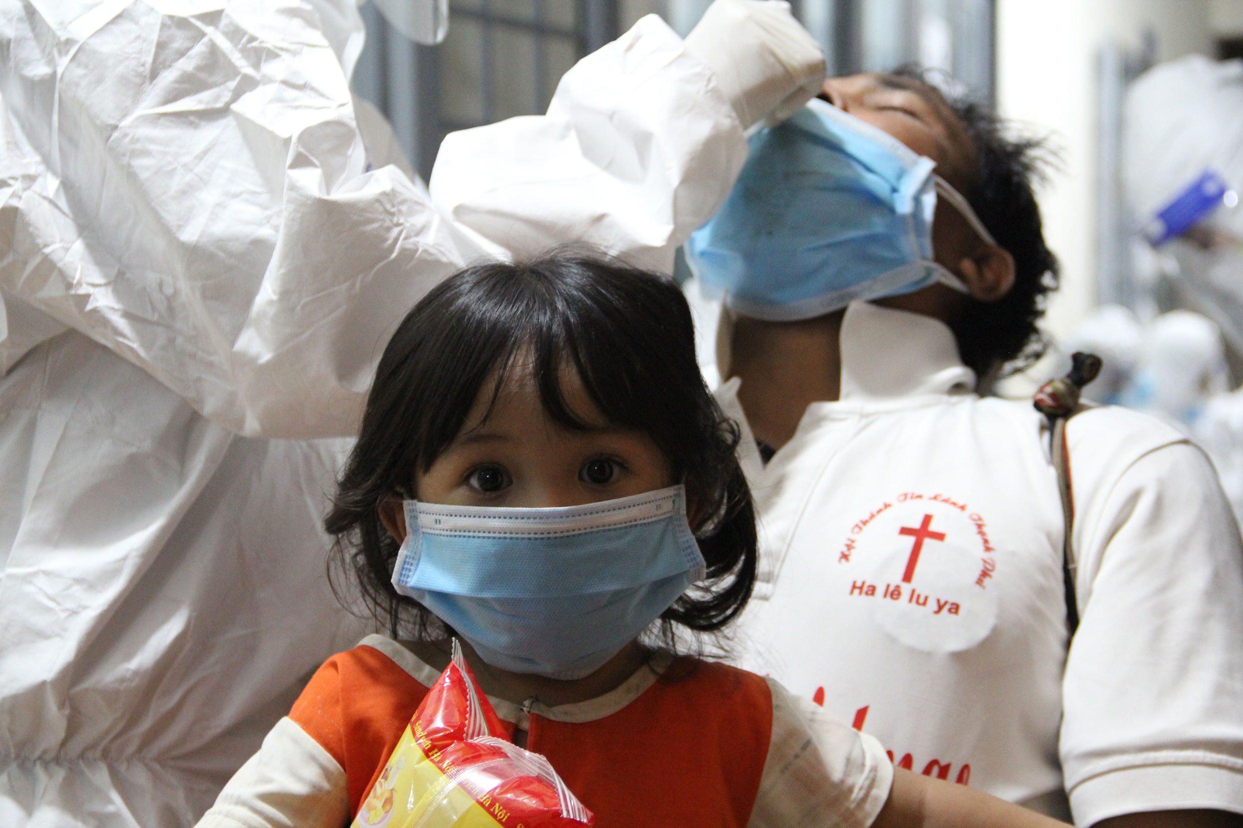 CSGT dẫn đoàn cho 900 công nhân về quê ảnh 7 CSGT dan doan cho 900 cong nhan ve que anh 7