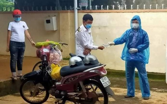 Cap doi di bo ve que anh 2