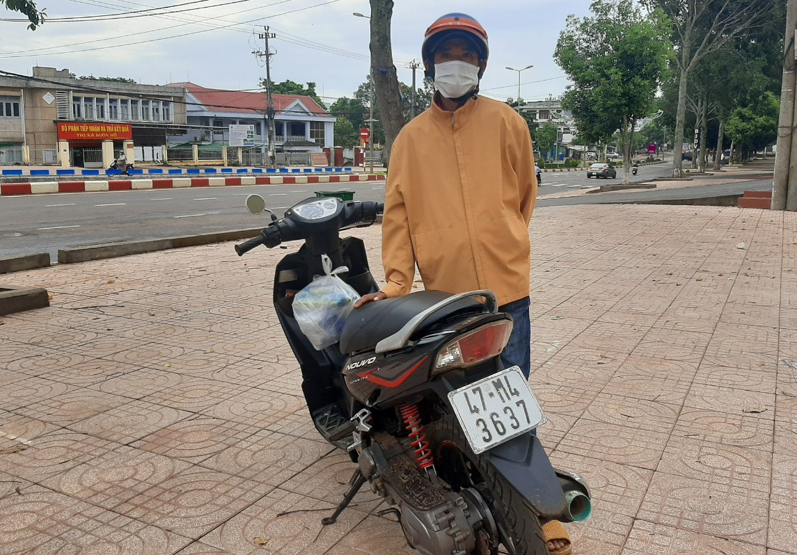 Thanh niên đi bộ được tặng xe máy ảnh 2 Thanh nien di bo duoc tang xe may anh 2