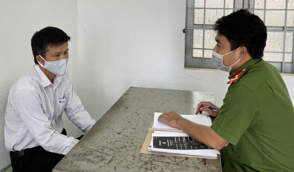 Giam doc Trung tam VNPT bi bat ve toi tham o hinh anh