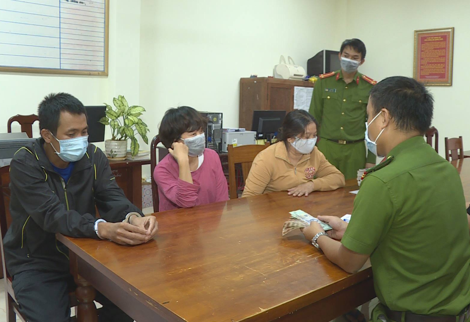 Bat nhom lua chay an anh 1