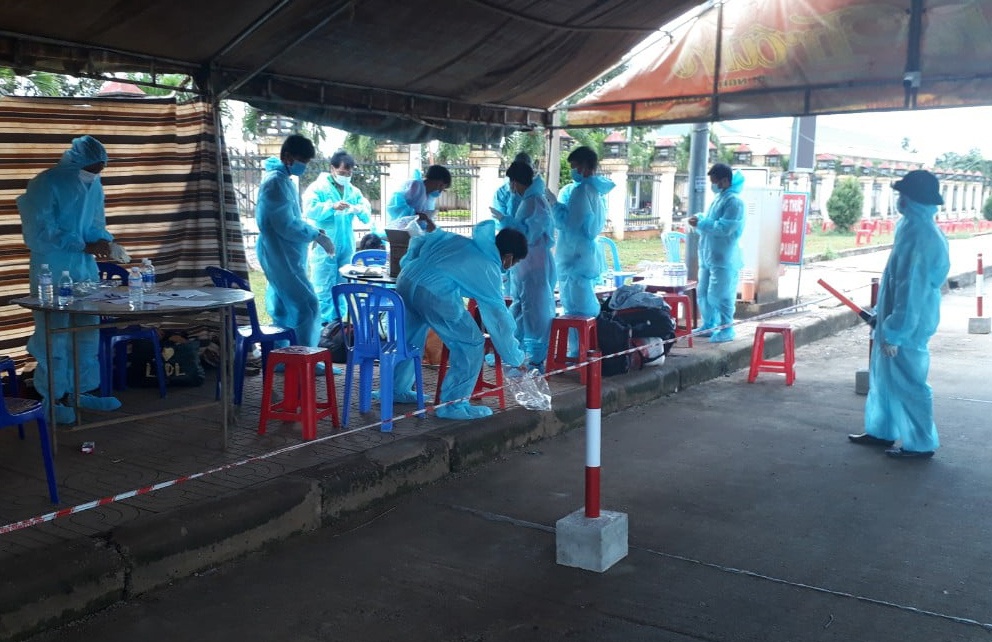 Di bo tu Binh Phuoc ve Gia Lai tranh dich, 12 nguoi duoc ho tro xe hinh anh