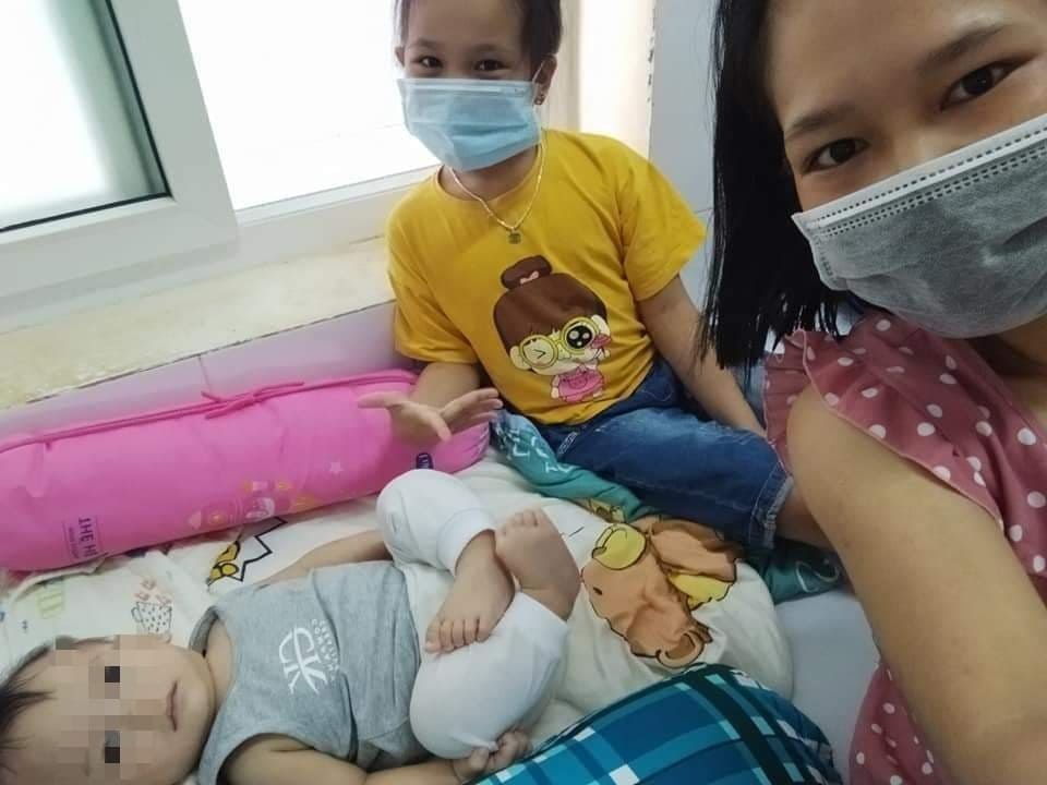 Nữ điều dưỡng làm bảo mẫu cho bệnh nhân nhí ảnh 1 Nu dieu duong lam bao mau cho benh nhan nhi anh 1