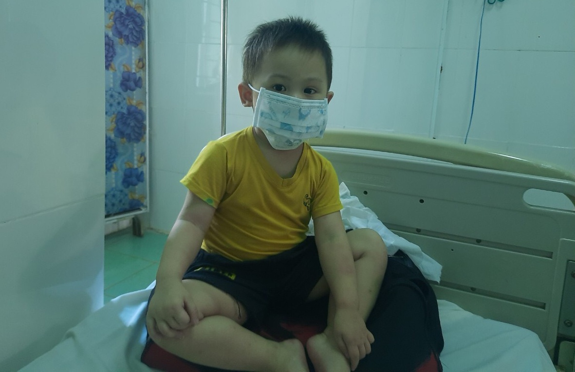 Be trai bi ung thu nhiem Covid-19 anh 1