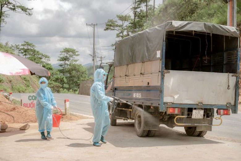 Hai pho chu tich huyen bi canh cao vi vi pham quy dinh chong dich hinh anh