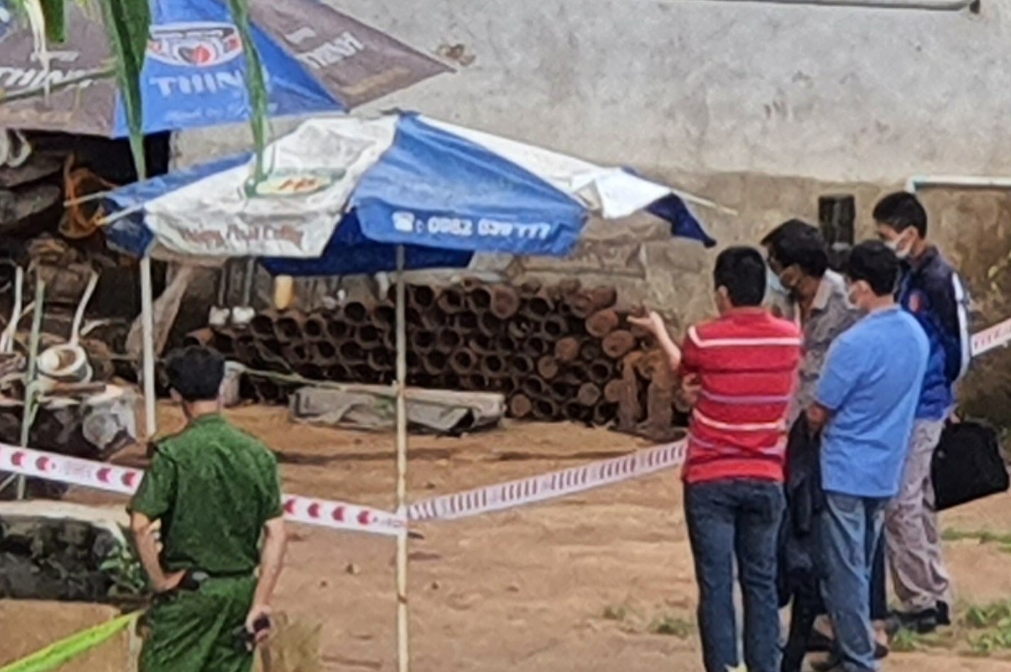 Chu quan ca phe tu vong khi cua dau dan hinh anh