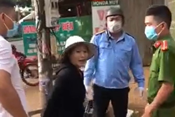 Nguoi phu nu chong doi luc luong chong dich bi phat 2 trieu hinh anh