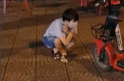 Thieu nien bi phat thut dau vi ra duong buoi toi hinh anh