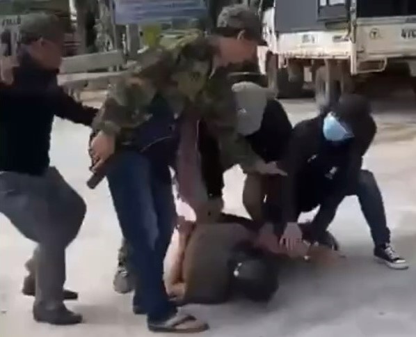 Cong an no sung bat nghi pham anh 1