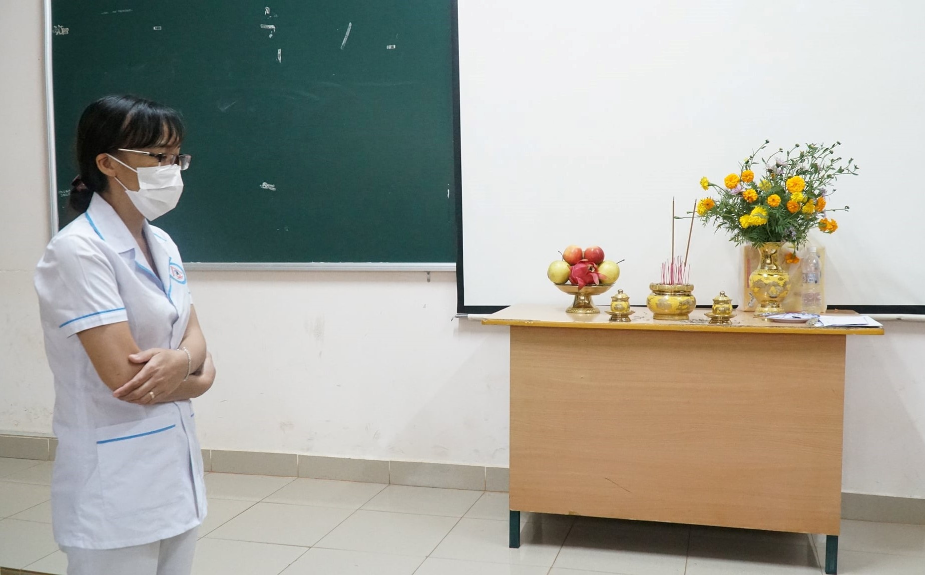 Nu dieu duong lap ban tho vong cha trong khu cach ly hinh anh