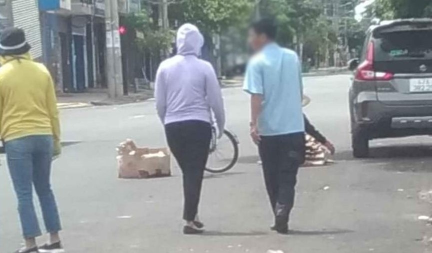 Khong mang khau trang, can bo dia chinh bi phat 3 trieu dong hinh anh