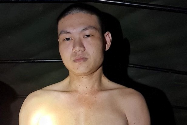Pham nhan cam dau vu tron trai bi bat khi dang choi dien thoai hinh anh
