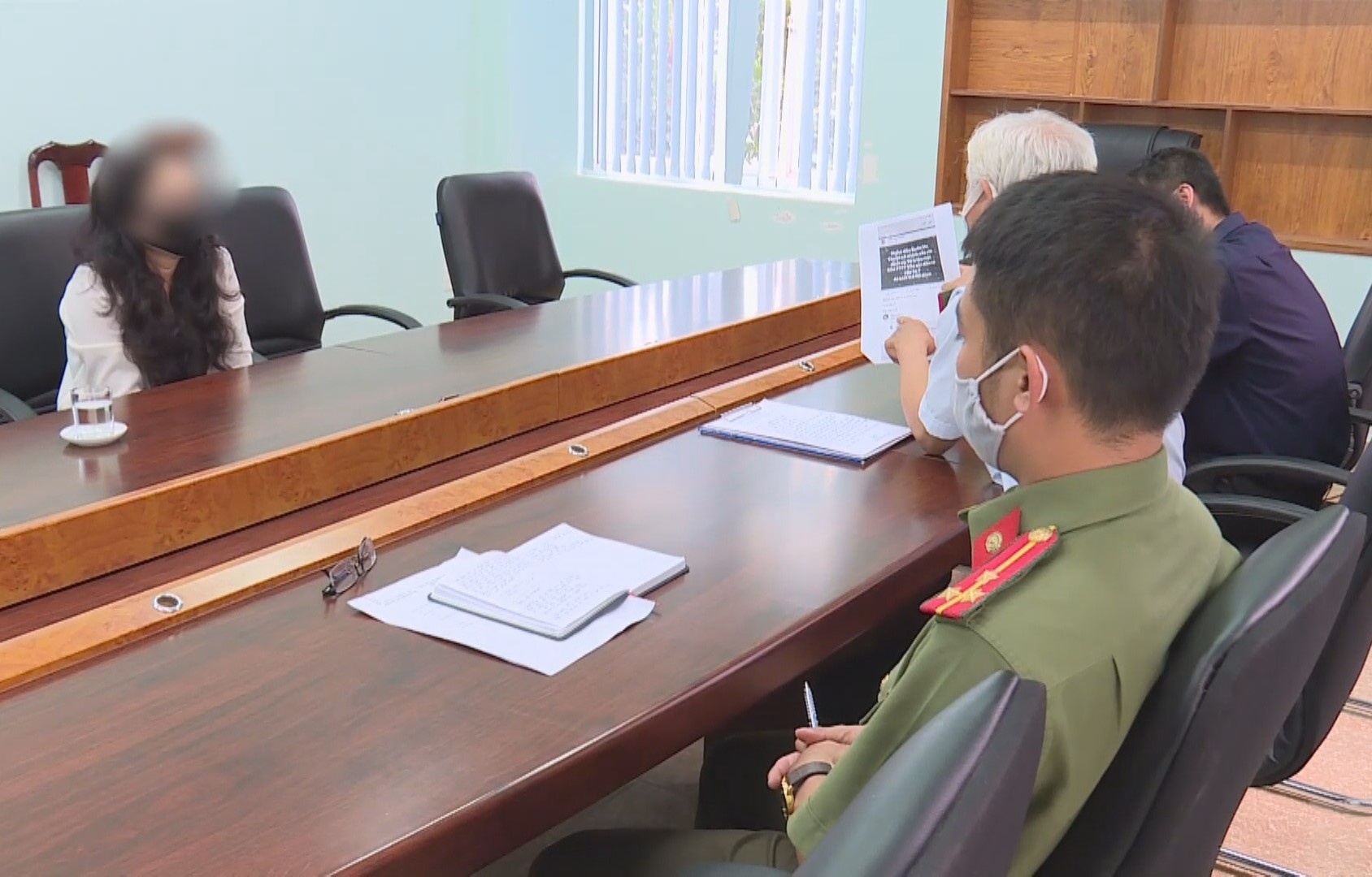 Dang tin sai ve tiem vaccine, nguoi phu nu bi phat 7,5 trieu dong hinh anh