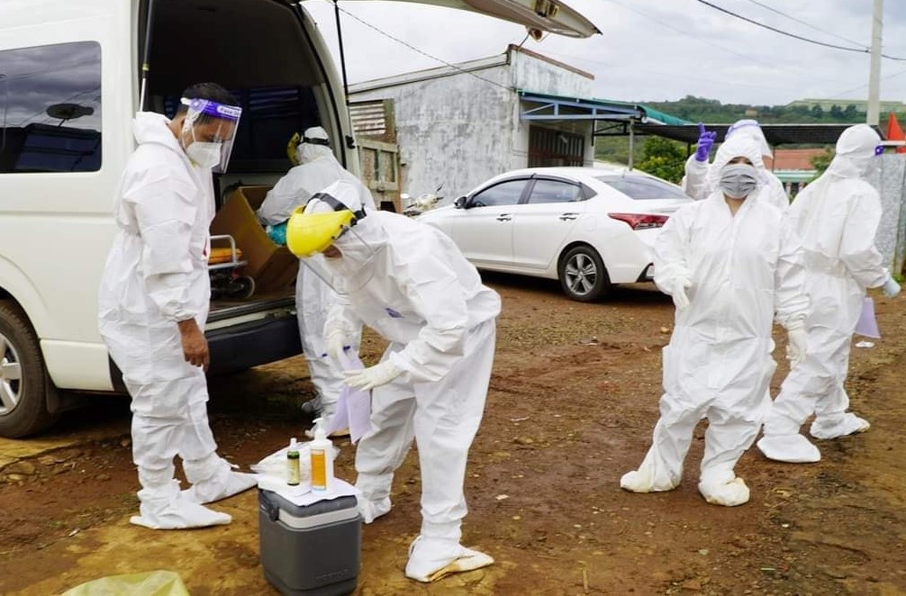 Phat hien 15 F0 lien quan nu sinh nhiem nCoV tung den le khai giang hinh anh