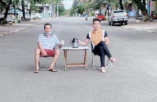 Mang ban ghe ra ngoi giua duong, 2 nguoi dan ong bi phat 6 trieu dong hinh anh