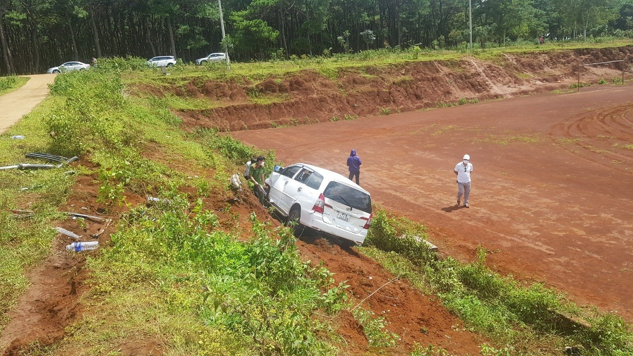 Tong oto vao xe doi thu de giai quyet mau thuan hinh anh