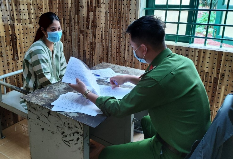 Người phụ nữ đâm cán bộ bị thương ảnh 1 Nguoi phu nu dam can bo bi thuong anh 1